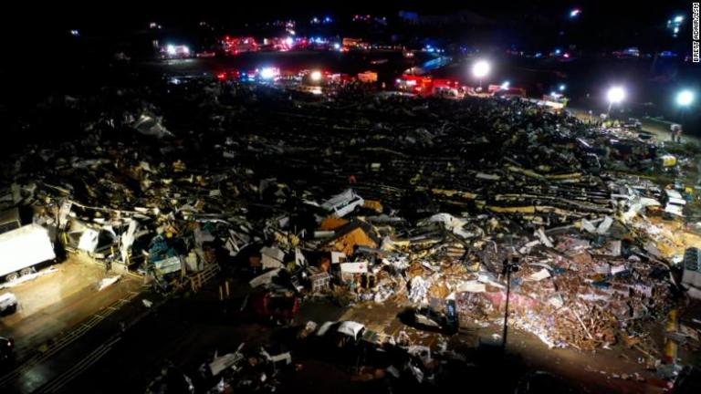 Κρεντάκι: Ο αριθμός των νεκρών αναμένεται να ξεπεράσει τους 100 - Εικόνες απόλυτης καταστροφής στο Κεντάκι