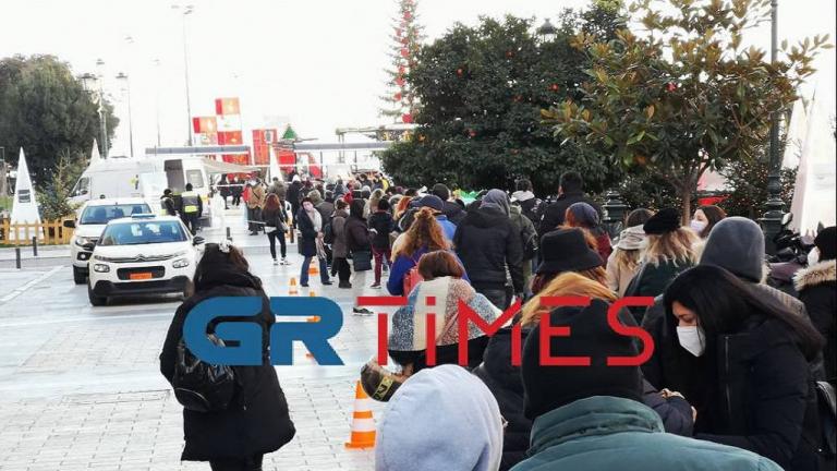 Θεσσαλονίκη: Μεγάλες ουρές για εμβόλιο χωρίς ραντεβού στην πλατεία Αριστοτέλους