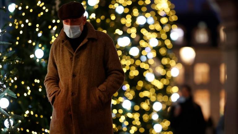 Η Ευρώπη εξετάζει την επιβολή περιορισμών για τα Χριστούγεννα καθώς η Όμικρον σαρώνει την ήπειρο