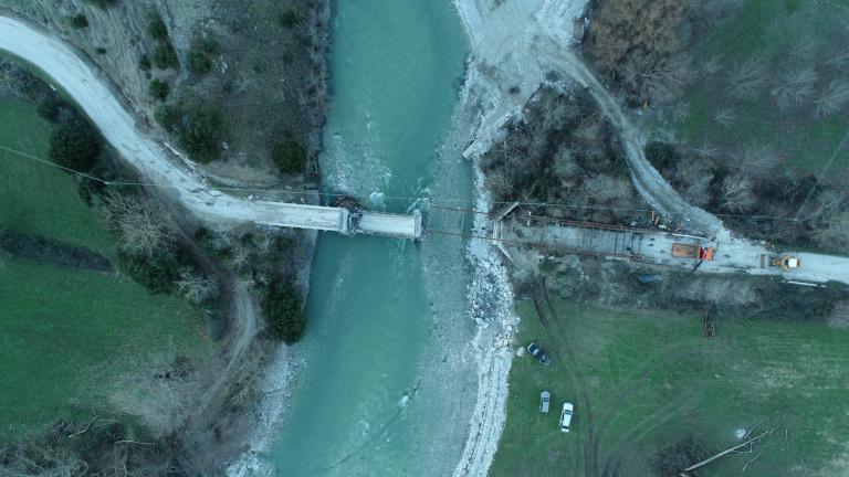 Δείτε εντυπωσιακές εικόνες από την μεταλλική γέφυρα που έστησε ο Στρατός στο Μέτσοβο