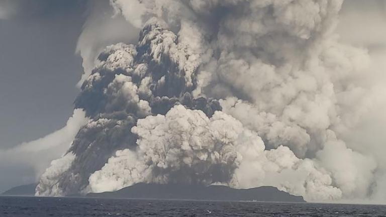 Ο καπνός από το ηφαίστειο της Τόνγκα έφτασε στο ύψος-ρεκόρ των 55 χιλιομέτρων