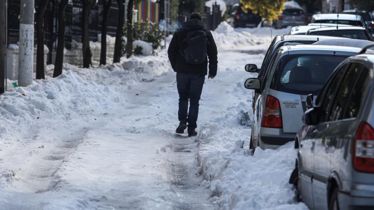 Τέταρτη ημέρα μετά το χιονιά και οι πολίτες βιώνουν ένα ιδιότυπο εγκλωβισμό