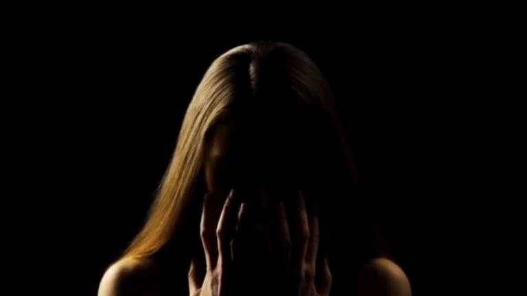Αλμυρός: Κατήγγειλε το βιασμό της μέσα στην τουαλέτα cafe από τον πρώην σύντροφό της