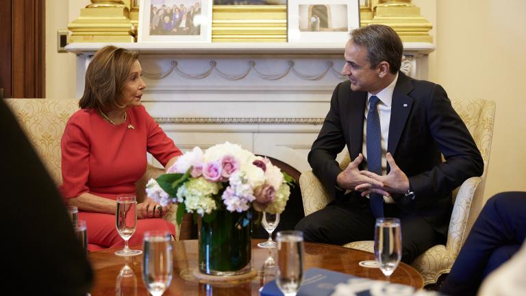 «Σήμερα είναι γιορτή της Δημοκρατίας» δήλωσε η πρόεδρος της Βουλής των Αντιπροσώπων των ΗΠΑ Νάνσι Πελόζι υποδεχόμενη τον Κυριάκο Μητσοτάκη