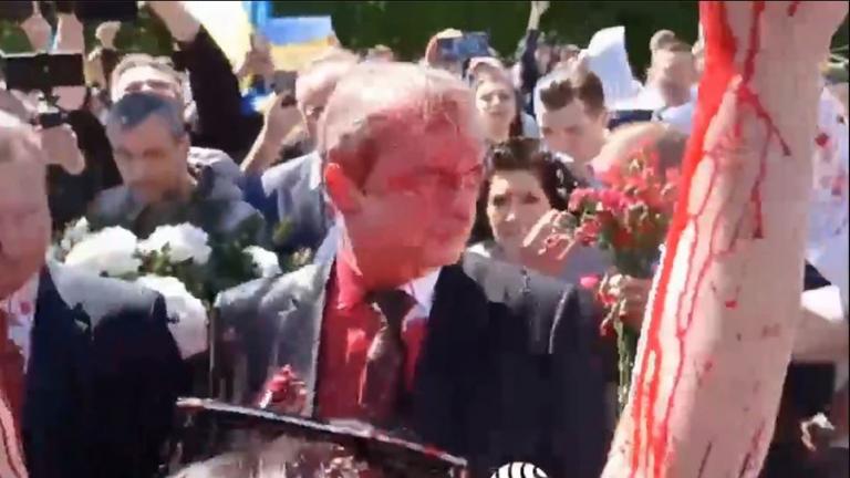 Διαδηλωτές έλουσαν με κόκκινη μπογιά τον πρεσβευτή της Ρωσίας στην Βαρσοβία (ΒΙΝΤΕΟ)