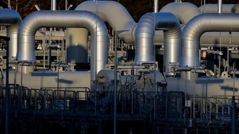 Οι παραδόσεις ρωσικού φυσικού αερίου στις χώρες της ΕΕ και την Τουρκία μειώθηκαν δραστικά μεταξύ Ιανουαρίου και Απριλίου σε σύγκριση με την ίδια περίοδο του 2021, ενώ αυτές στην Κίνα εκτοξεύτηκαν, ανακοίνωσε σήμερα η Gazprom.  «Οι εξαγωγές σε χώρες εκτός της ΚΑΚ (σ.σ. ΕΕ και Τουρκία) ανήλθαν σε 50,1 δισεκατομμύρια κυβικά μέτρα, ή 26,9% λιγότερα από την ίδια περίοδο του 2021», ανέφερε σε ανακοίνωσή του ο όμιλος που ελέγχεται από το ρωσικό κράτος, χωρίς να δώσει μια εξήγηση.  Η Gazprom τονίζει ότι θα συνεχίσε