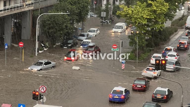 Καταιγίδα στη Θεσσαλονίκη: Περισσότερες από 220 κλήσεις δέχθηκε η Πυροσβεστική 