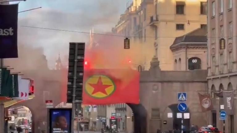 Σουηδία: Μετά τη συμφωνία με την Τουρκία για ένταξη στο ΝΑΤΟ, βουλευτές φωτογραφήθηκαν με τη σημαία του PKK
