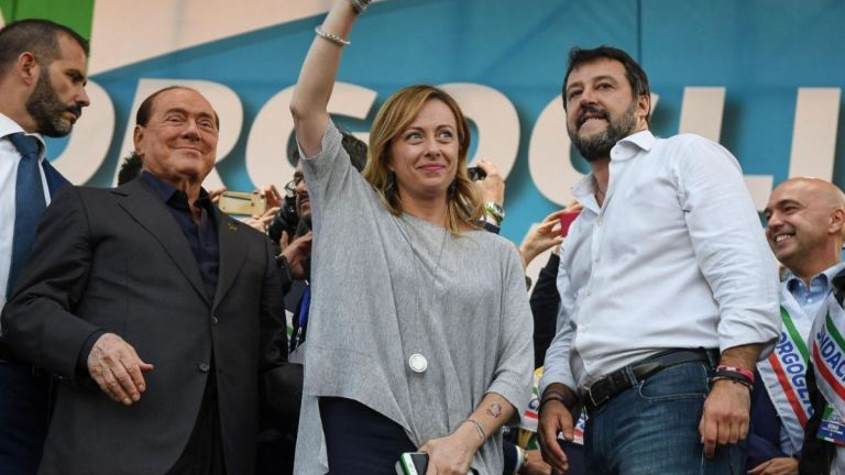 Μελόνι, Σαλβίνι και Μπερλουσκόνι παραμένουν φαβορί για τις πρόωρες εκλογές στην Ιταλία