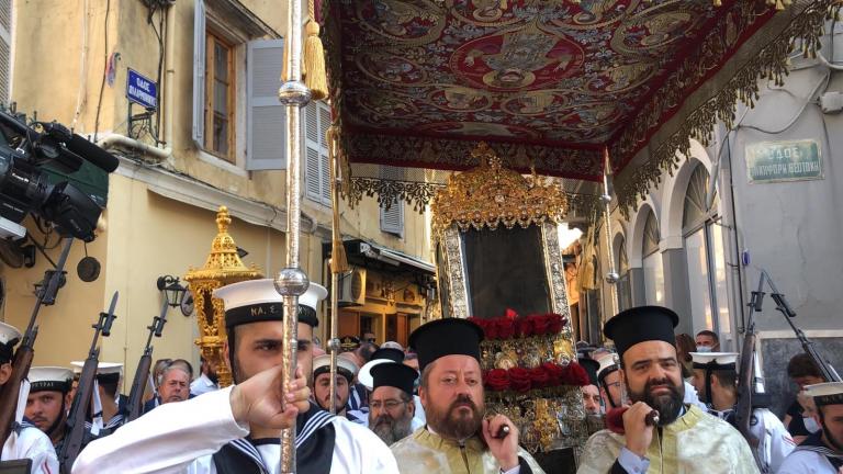 Κέρκυρα: Εκατοντάδες οι πιστοί στη λιτανεία του ιερού σκηνώματος του Αγίου Σπυρίδωνα 
