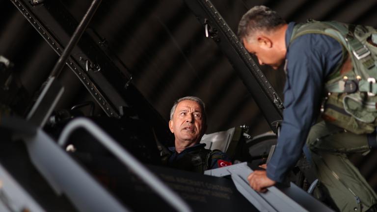 Ο Χουλουσί Ακάρ στο κόκπιτ ενός F-16 με Τούρκους πιλότους