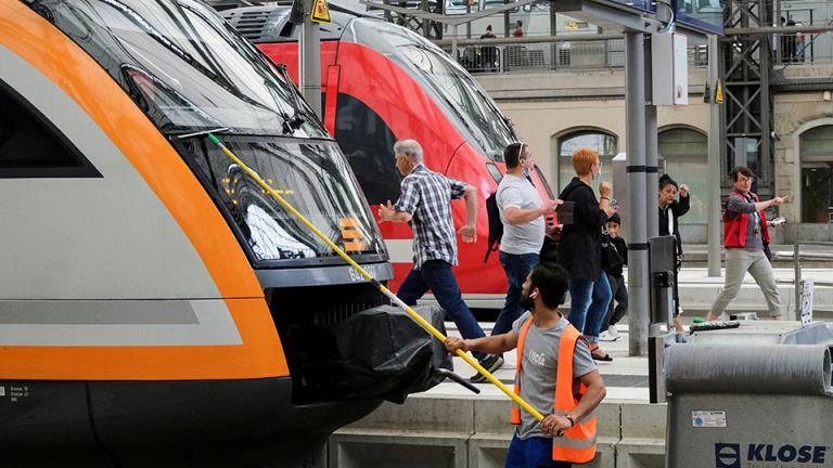 Οι Γερμανικοί Σιδηρόδρομοι (Deutsche Bahn) κατήγγειλαν σαμποτάζ αναφερόμενοι σε βλάβη που προκλήθηκε στο σιδηροδρομικό δίκτυο στα βόρεια της Γερμανίας νωρίτερα σήμερα Σάββατο.  Όπως μετέδωσε η κρατική τηλεόραση ARD, διεξάγονται έρευνες για το συμβάν.   Οι σιδηρόδρομοι και το υπουργείο των Εσωτερικών δεν έχουν προβεί σε περισσότερες λεπτομέρειες προς το παρόν.  Πηγή: ΑΠΕ-ΜΠΕ 
