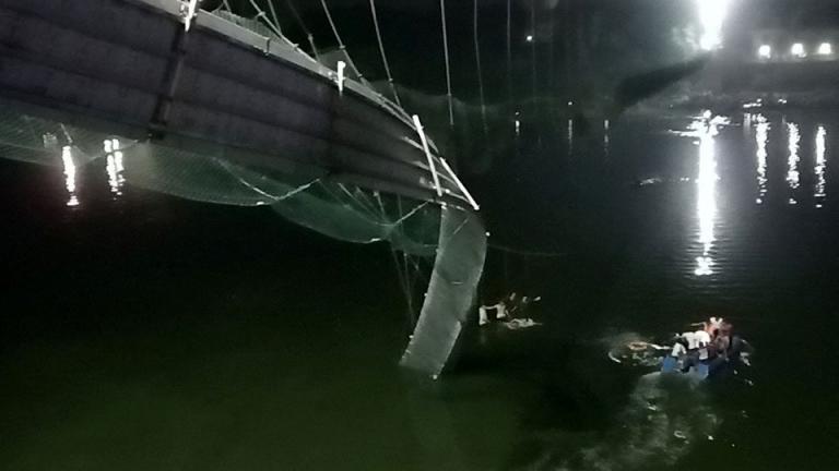 Σε 81 ανέβηκε ο αριθμός των νεκρών από την κατάρρευση κρεμαστής γέφυρας στον ποταμό Ματσού, στην πόλη Μόρμπι του κρατιδίου Γκουτζαράτ, σύμφωνα με νεότερο απολογισμό που έδωσε κυβερνητικός αξιωματούχος.  Το NDTV, ένα τοπικό τηλεοπτικό δίκτυο, μετέδωσε πως υπήρχαν περίπου 500 άνθρωποι στη γέφυρα τη στιγμή της κατάρρευσής της, με περίπου 100 να παραμένουν στο νερό.  Τηλεοπτικά πλάνα δείχνουν ανθρώπους να σκαρφαλώνουν στα καλώδια και τα υπολείμματα της γέφυρας καθώς οι ομάδες έκτακτης ανάγκης προσπαθούσαν να το