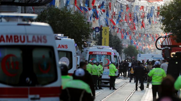 Οι τουρκικές αρχές ερευνούν την αιτία της φονικής έκρηξης στην πλατεία Ταξίμ στην Κωνσταντινούπολη με μία γυναίκα να βρίσκεται στο μικροσκόπιό τους