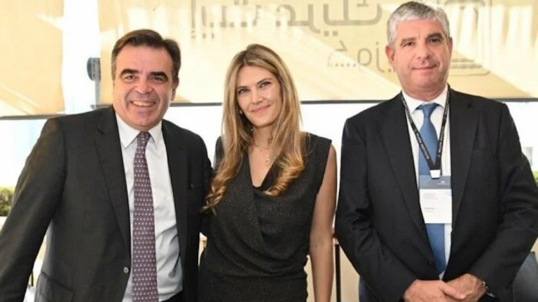 Ο αντιπρόεδρος της Κομισιόν Μαργαρίτης Σχοινάς με την Εύα Καϊλή στο Κατάρ