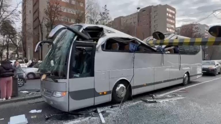 Από Βόλο, Λάρισα και Θεσσαλονίκη οι επιβαίνοντες στο τουριστικό λεωφορείο που προσέκρουσε σε μπάρα σήμανσης στο κέντρο του Βουκουρεστίου