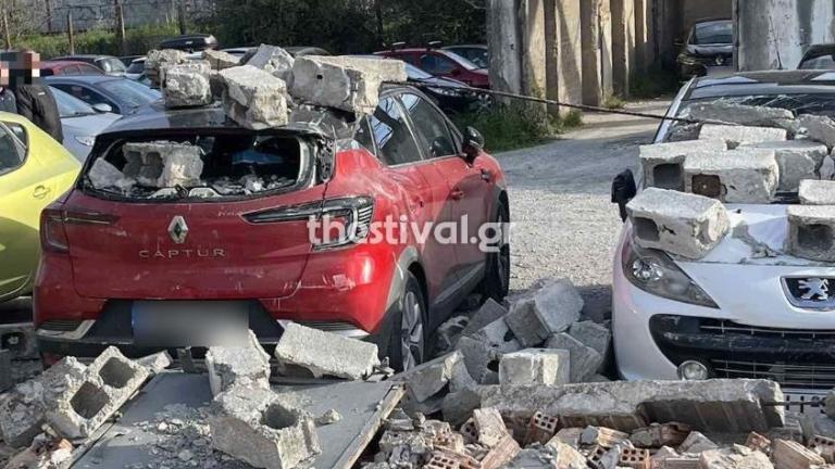 Θεσσαλονίκη: Ζημιές σε τουλάχιστον 10 αυτοκίνητα από την πτώση τοίχου λόγω ισχυρών ανέμων