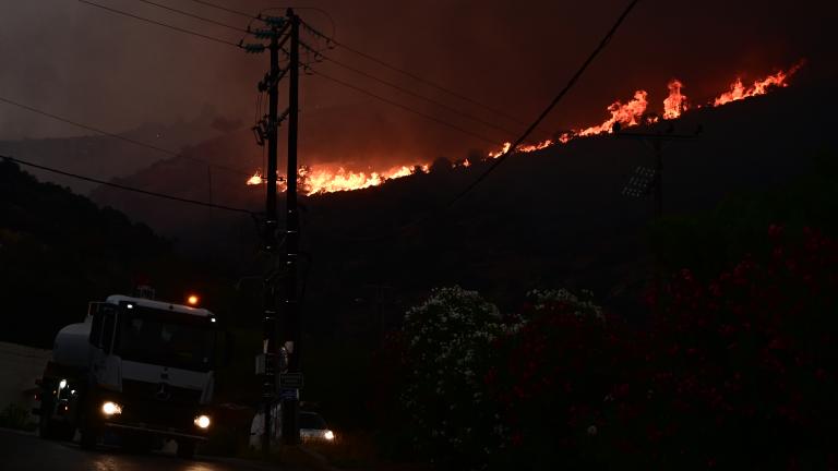 Ολονύχτια μάχη με τις φλόγες σε Σαρωνίδα, Λουτράκι, Δερβενοχώρια