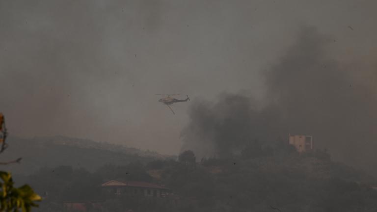 Οι φλόγες στον Αλμυρό έφτασαν σε αποθήκη πυρομαχικών της Πολεμικής Αεροπορίας - Eκκενώθηκε από το προσωπικό της – Δυνατές εκρήξεις