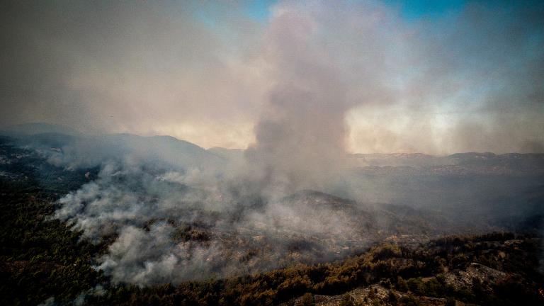 Ρόδος: Συνεχίζεται η μάχη για την αντιμετώπιση της πυρκαγιάς στο νησί	