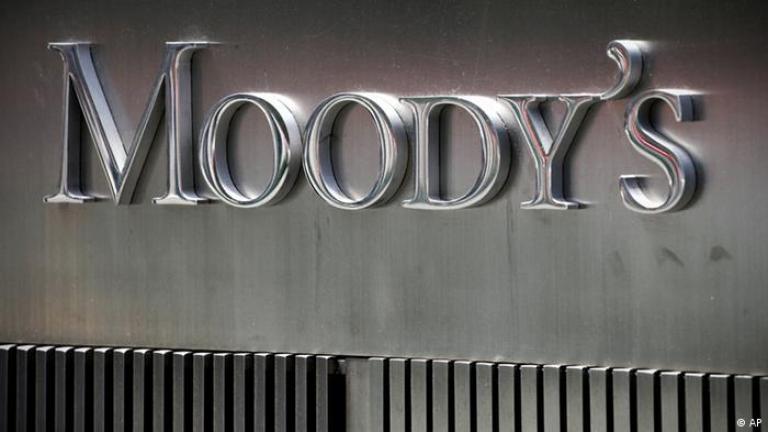 ΗΠΑ: Ο οίκος αξιολόγησης Moody’s υποβαθμίζει το αξιόχρεο τραπεζών