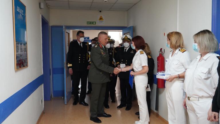  Στρατηγός Κ.Φλώρος: Διαδοχικές επισκέψεις στα Στρατιωτικά Νοσοκομεία για ανταλλαγή ευχών με προσωπικό και ασθενείς