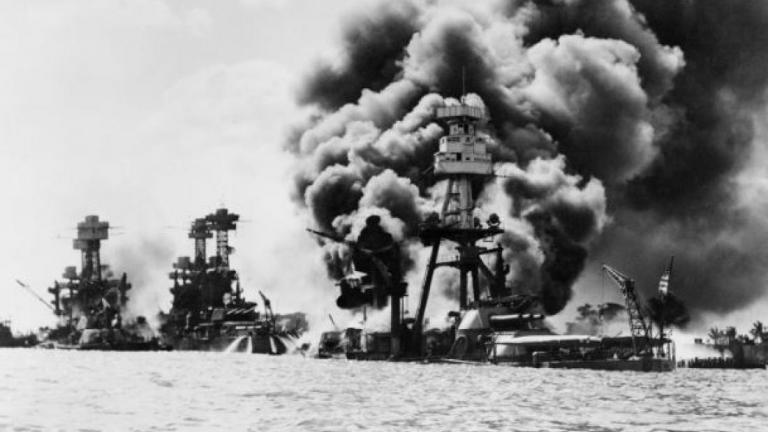8 Δεκεμβρίου 1941: Οι ΗΠΑ κηρύσσουν τον πόλεμο στην Ιαπωνία, μετά την αιφνιδιαστική επίθεση της τελευταίας εναντίον του Αμερικανικού Στόλου στο Περλ Χάρμπορ στις 7 του μηνός