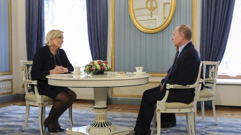 Ρωσία διεξάγει μια επιχείρηση ανατροπής στη Γαλλία, στην οποία σημαντικό ρόλο φέρεται να διαδραματίζει η Μαρίν Λεπέν
