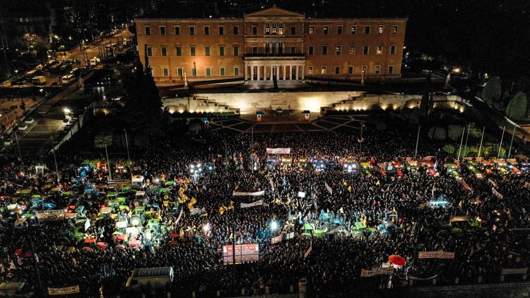 «Αγώνας για να μείνουμε στη γη μας»: Σε εξέλιξη το αγροτικό συλλαλητήριο στην Αθήνα