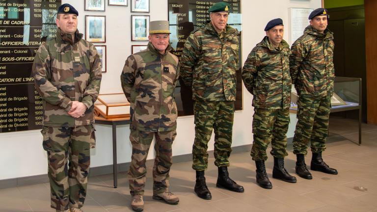 ΣΜΥ : Επίσκεψη αντιπροσωπείας της στις εγκαταστάσεις της αντίστοιχης Σχολής Υπαξιωματικών της Γαλλίας