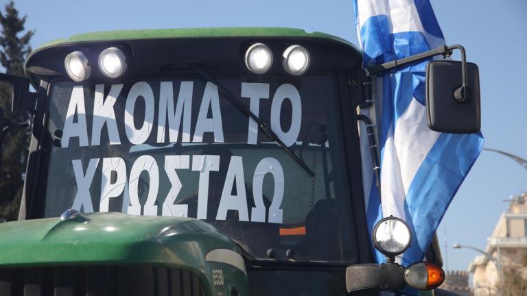 Αγρότες έκλεισαν συμβολικά στην Κρήτη την εθνική οδό Χανίων - Ρεθύμνου με τα τρακτέρ τους