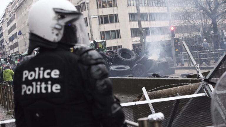 Βρυξέλλες: Επεισόδια μεταξύ αγροτών και αστυνομίας έξω από την έδρα της Ε.Ε