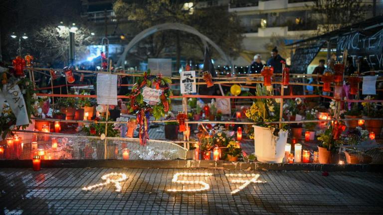 Συγκίνηση στη Λάρισα: Άναψαν κεριά έξω από τον ΟΣΕ για τα αδικοχαμένα θύματα των Τεμπών