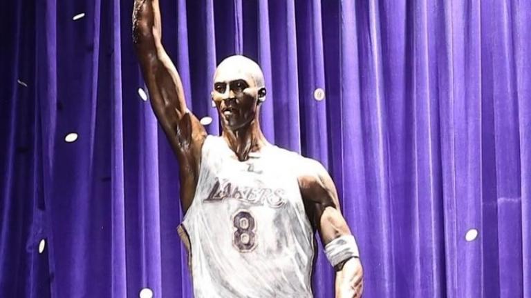 NBA: Αποκαλύφθηκε το άγαλμα του Κόμπι Μπράιαντ στο γήπεδο των Λέικερς