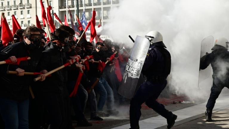 Σε εξέλιξη επεισόδια στο κέντρο της Αθήνας — Μαζική η συμμετοχή στο πανεκπαιδευτικό συλλαλητήριο