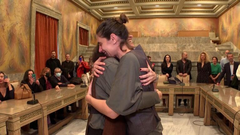 Στο Δημαρχείο Αθηνών τελέστηκε ο πρώτος γάμος ομόφυλων γυναικών