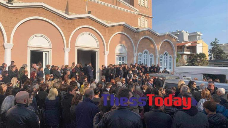 Αλεξανδρούπολη: Σε κλίμα οδύνης η κηδεία του 15χρονου που έπεσε από φωταγωγό πολυκατοικίας