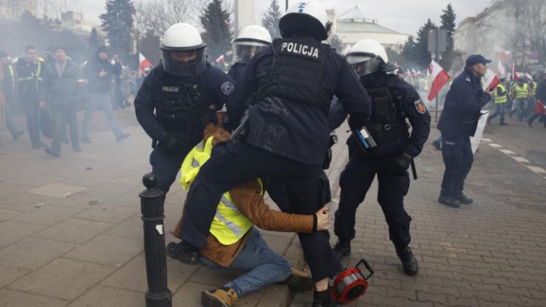 Πολωνία: Άγριες συγκρούσεις αγροτών με την αστυνομία έξω από το κοινοβούλιο