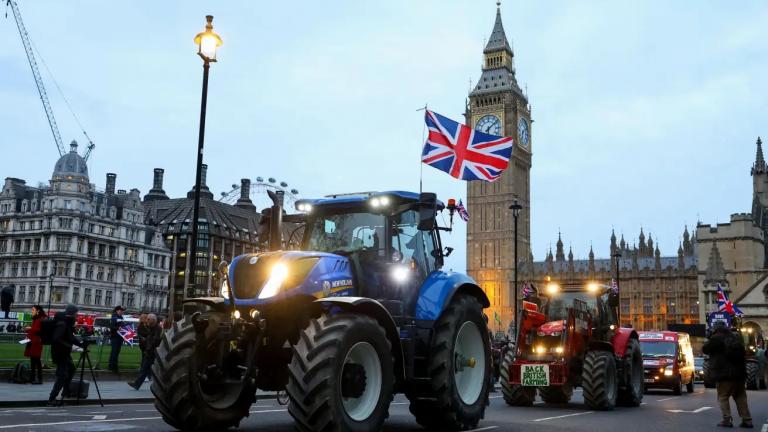 Λονδίνο: Αγρότες με τρακτέρ διαδήλωσαν έξω από το κοινοβούλιο