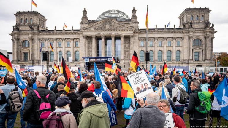 Γερμανία: Οι ακροδεξιοί του AfD, παραμένουν δεύτεροι αλλά υποχωρεί η δημοτικότητά τους