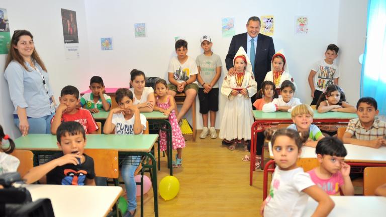 Σχολείο σε χώρο φιλοξενίας μεταναστών στην Τήλο εγκαινίασε ο Πάνος Καμμένος