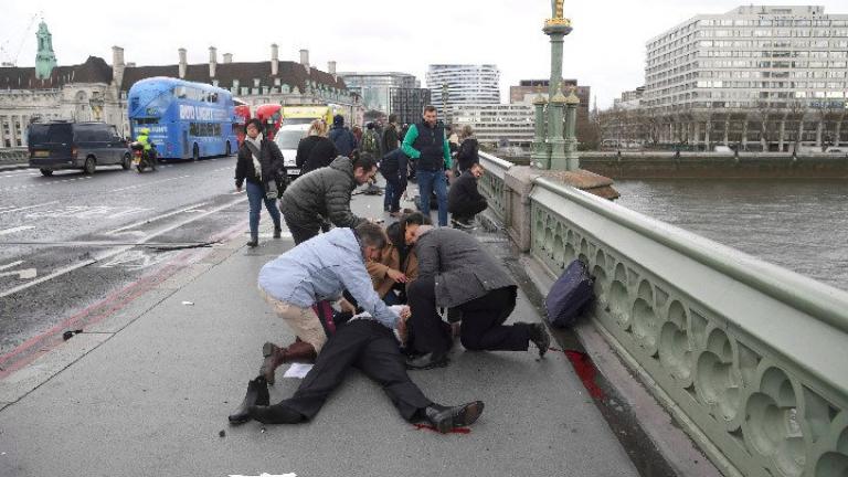 Πέντε νεκροί και 40 τραυματίες από την αιματηρή επίθεση στο Λονδίνο