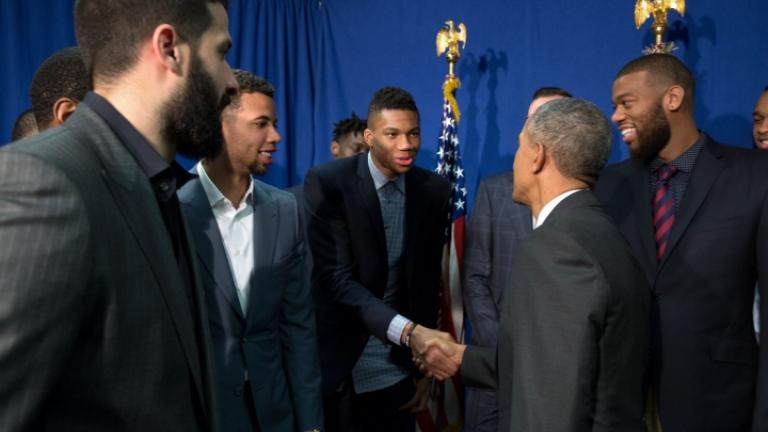 Ο "Giannis" με το...παιδικό χέρι του Ομπάμα