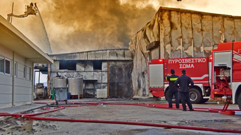 Λήξη συναγερμού στην Αργολίδα-Υπό έλεγχο η πυρκαγιά στο εργοστάσιο χυμοποιίας