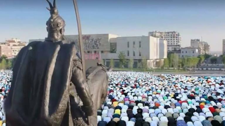 Κόλλησε ισλαμικό «πυρετό» από την Τουρκία η Αλβανία-Σκέπασαν το άγαλμα του Σκεντέρμπεη 