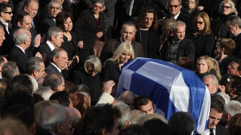 Σύσσωμη η ΝΔ στην κηδεία του πρώην υπουργού Β. Μπασιάκου στη Θήβα (ΦΩΤΟ)