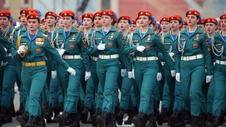Οι στρατιωτίνες του Πούτιν «τάραξαν» την παρέλαση στην Κόκκινη Πλατεία (ΦΩΤΟ)