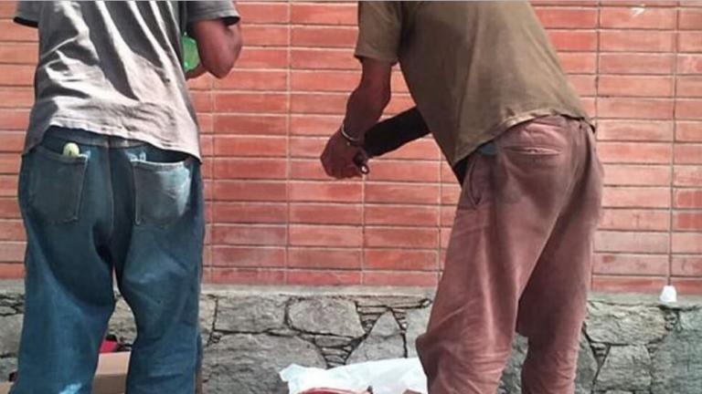 Βενεζουέλα: Προσοχή σκληρές εικόνες! Σφάζουν σκυλιά στον δρόμο (ΦΩΤΟ)