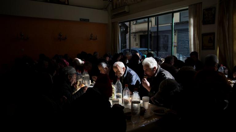 Reuters: Μετά από 7 χρόνια μνημονίων οι Έλληνες βυθίζονται ακόμη πιο βαθιά στη φτώχεια! (ΦΩΤΟ)