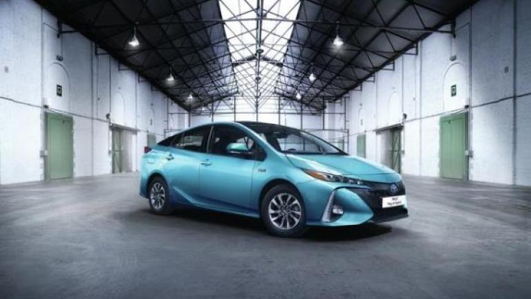 Μαγνητίζει στο Παρίσι το Toyota Prius Plug in Hybrid